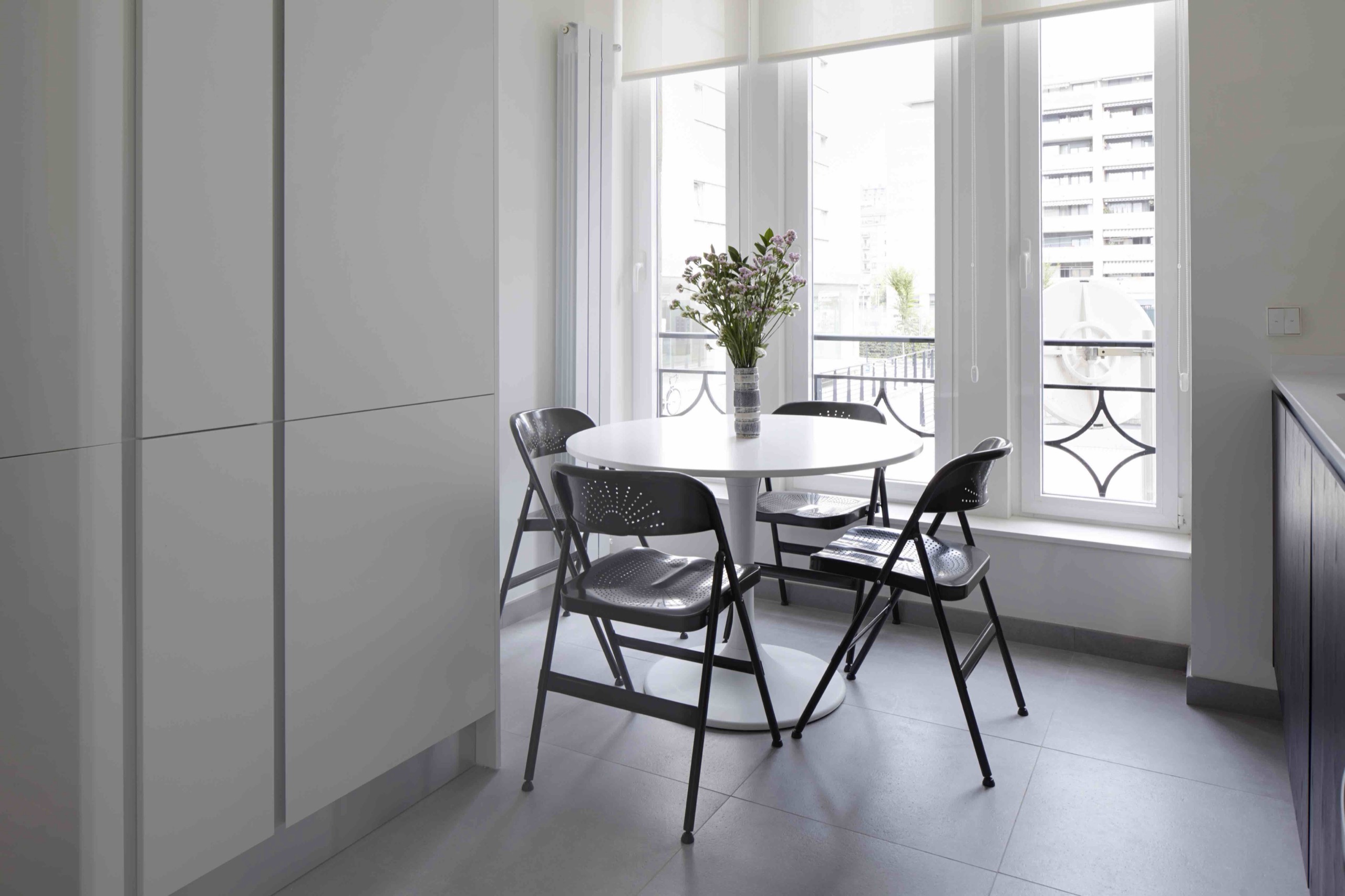 Zona de comedor en la cocina con mesa redonda junto a la ventana