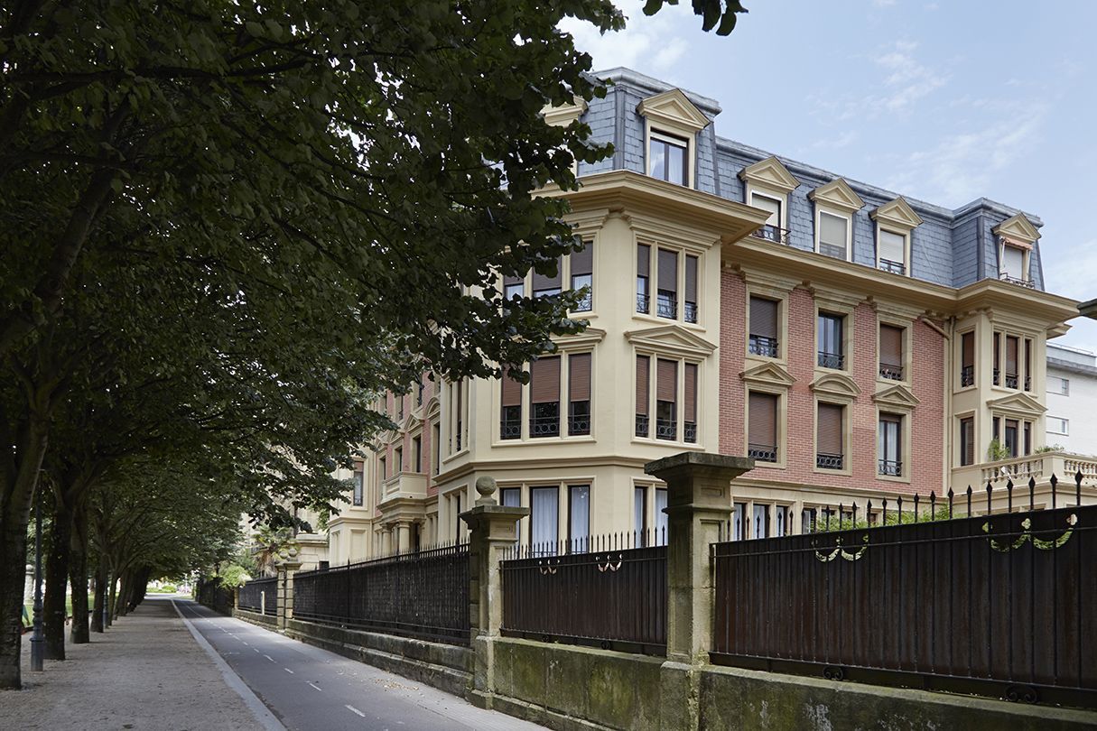 Fachada del edificio del apartamento Beduria A en el Paseo de Francia