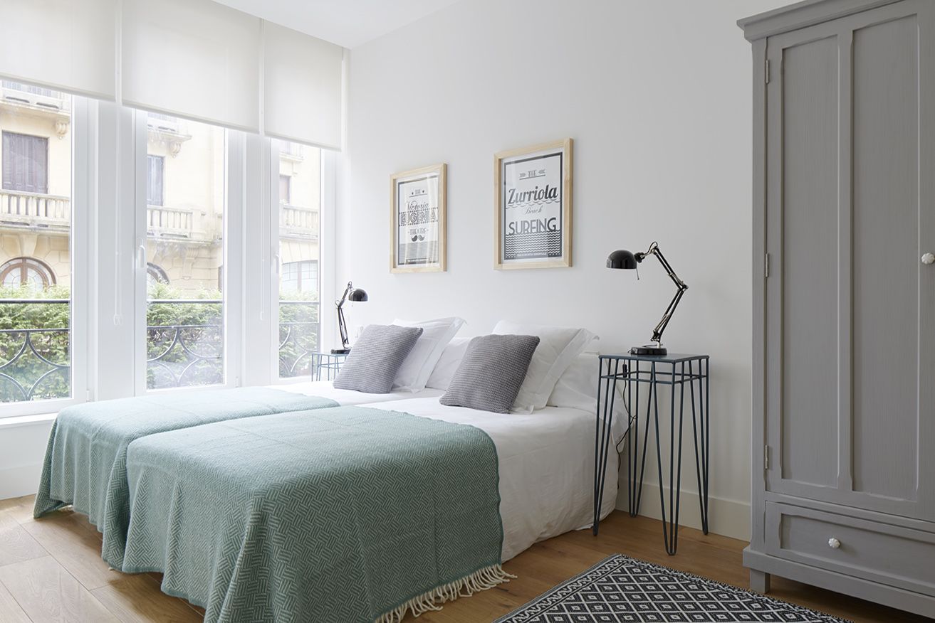 Dormitorio principal con cama doble, armario y cuadros de la Zurriola