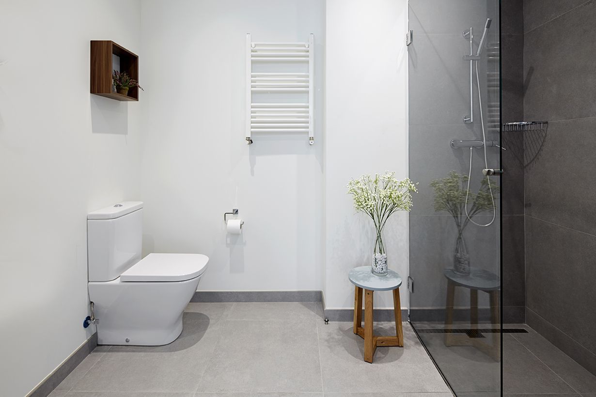 Baño adaptado con ducha a ras de suelo y mampara de cristal