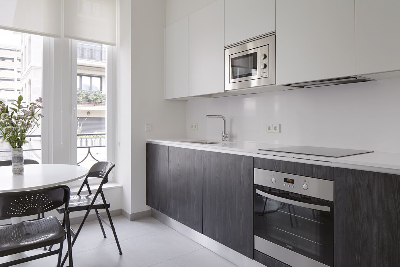 Cocina independiente con horno, microondas y zona de comedor