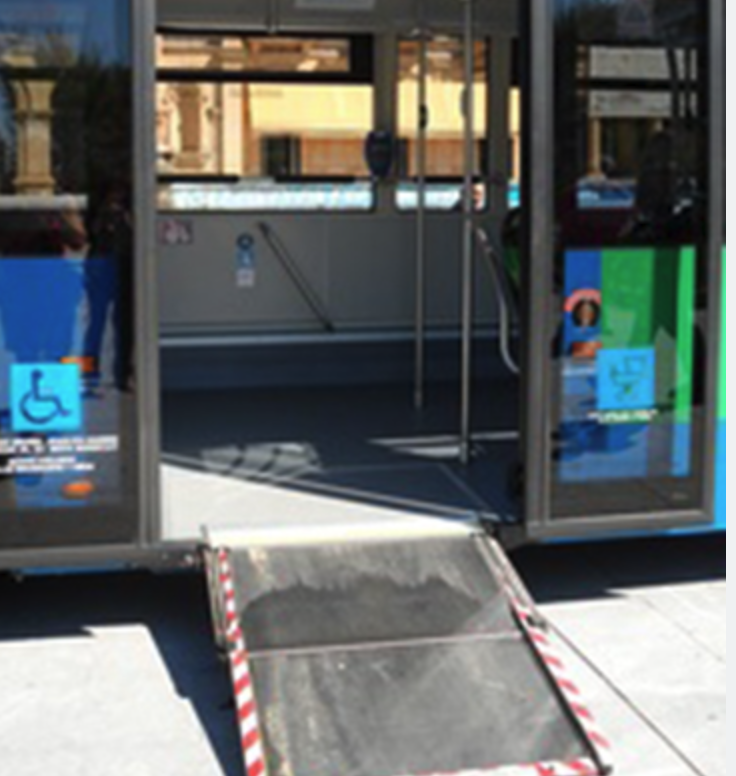 Autobús urbano con la rampa accesible desplegada en San Sebastián