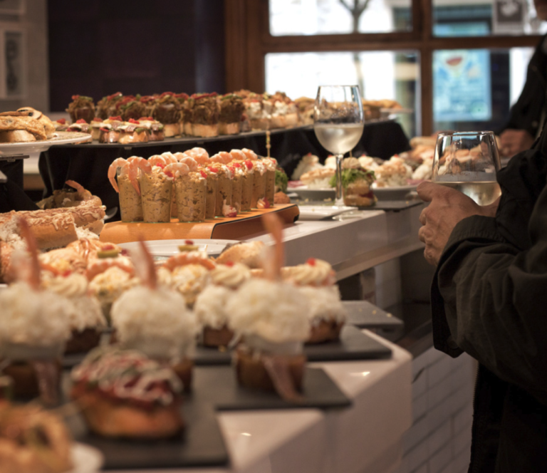 Barra de pintxos en un bar del barrio de Gros, San Sebastián
