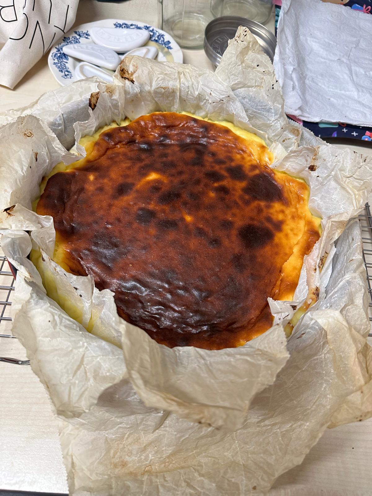 Tarta de queso vasca recién horneada, con la superficie tostada