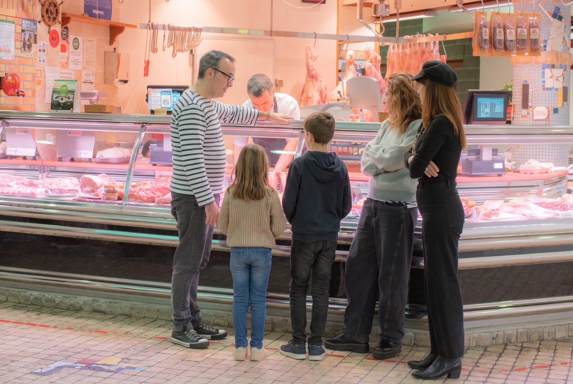 Una familia con niños recorre el mercado de La Bretxa acompañada por Chef Ben