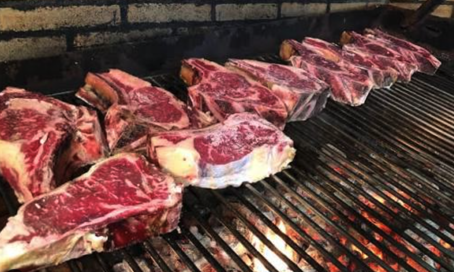 Chuletón de vaca vieja a la parrilla en una sidrería vasca