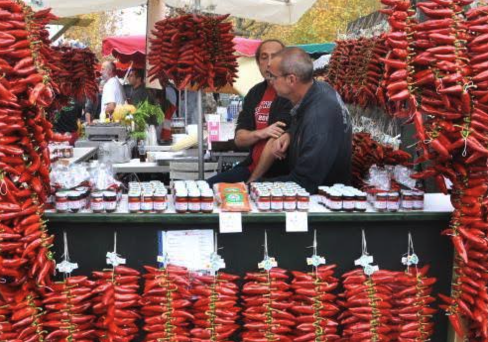Fachadas con pimientos de Espelette secándose al sol