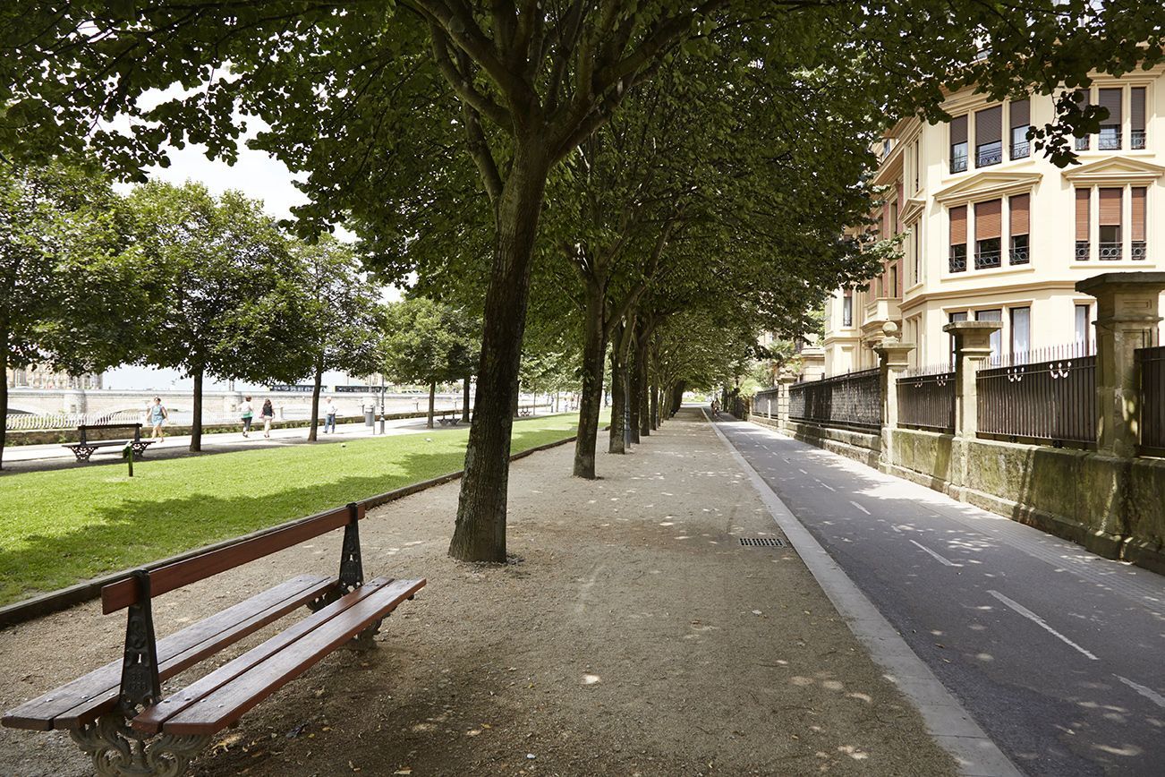 Acera accesible del Paseo de Francia, junto al río Urumea