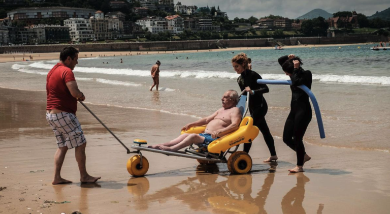 Silla anfibia en la playa de La Concha, San Sebastián