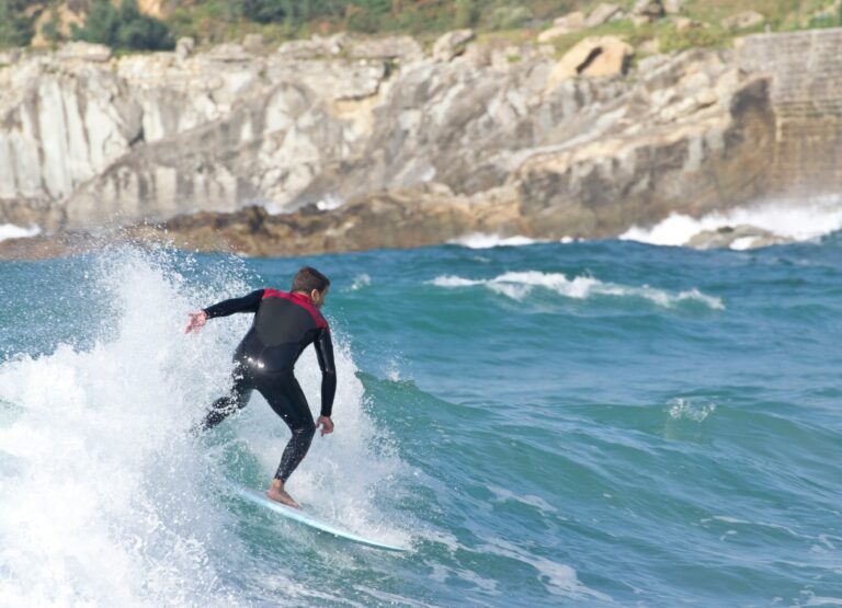 Surfistas en la playa de la Zurriola, barrio de Gros