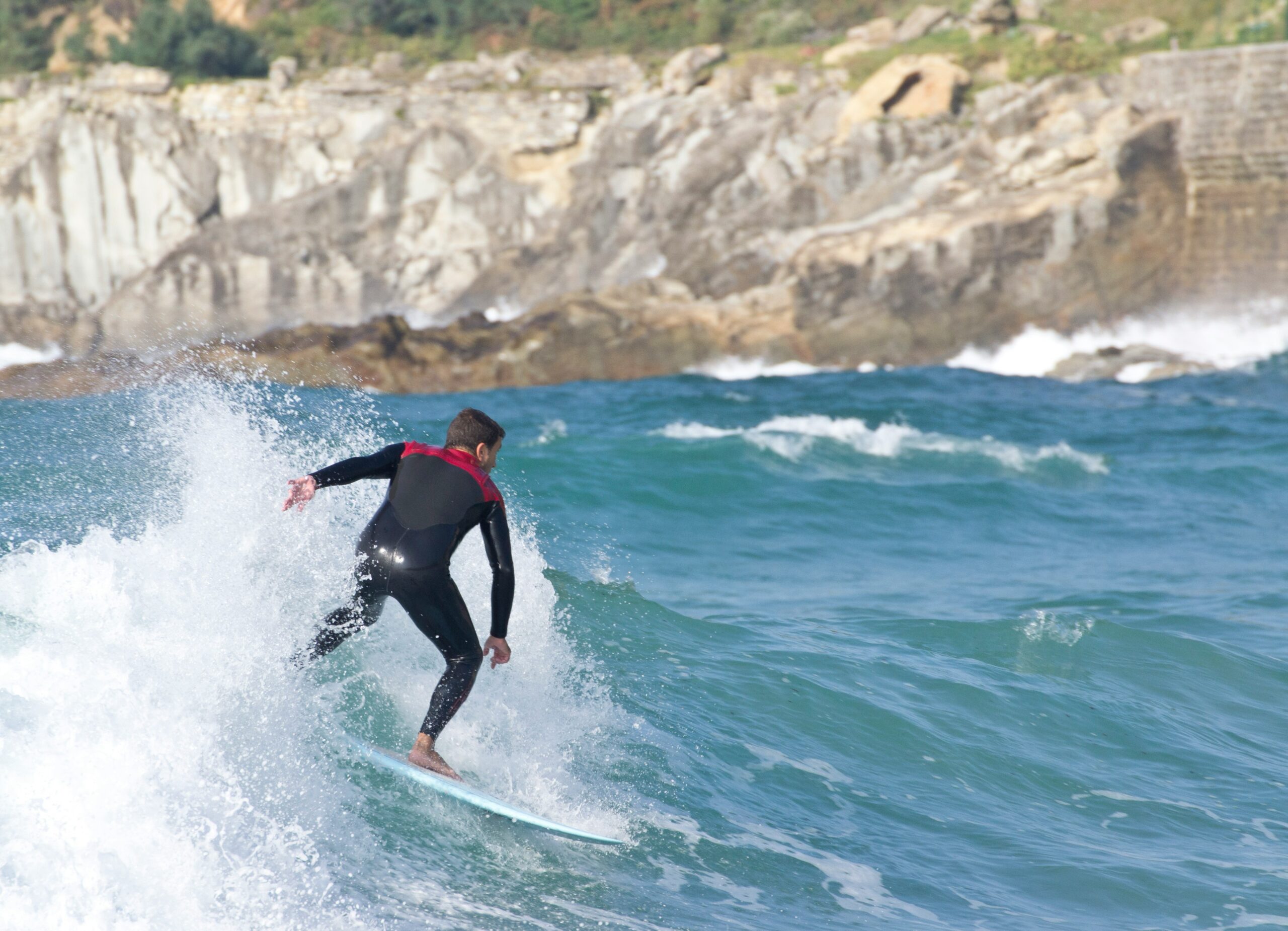 Surfistas en la playa de la Zurriola, barrio de Gros