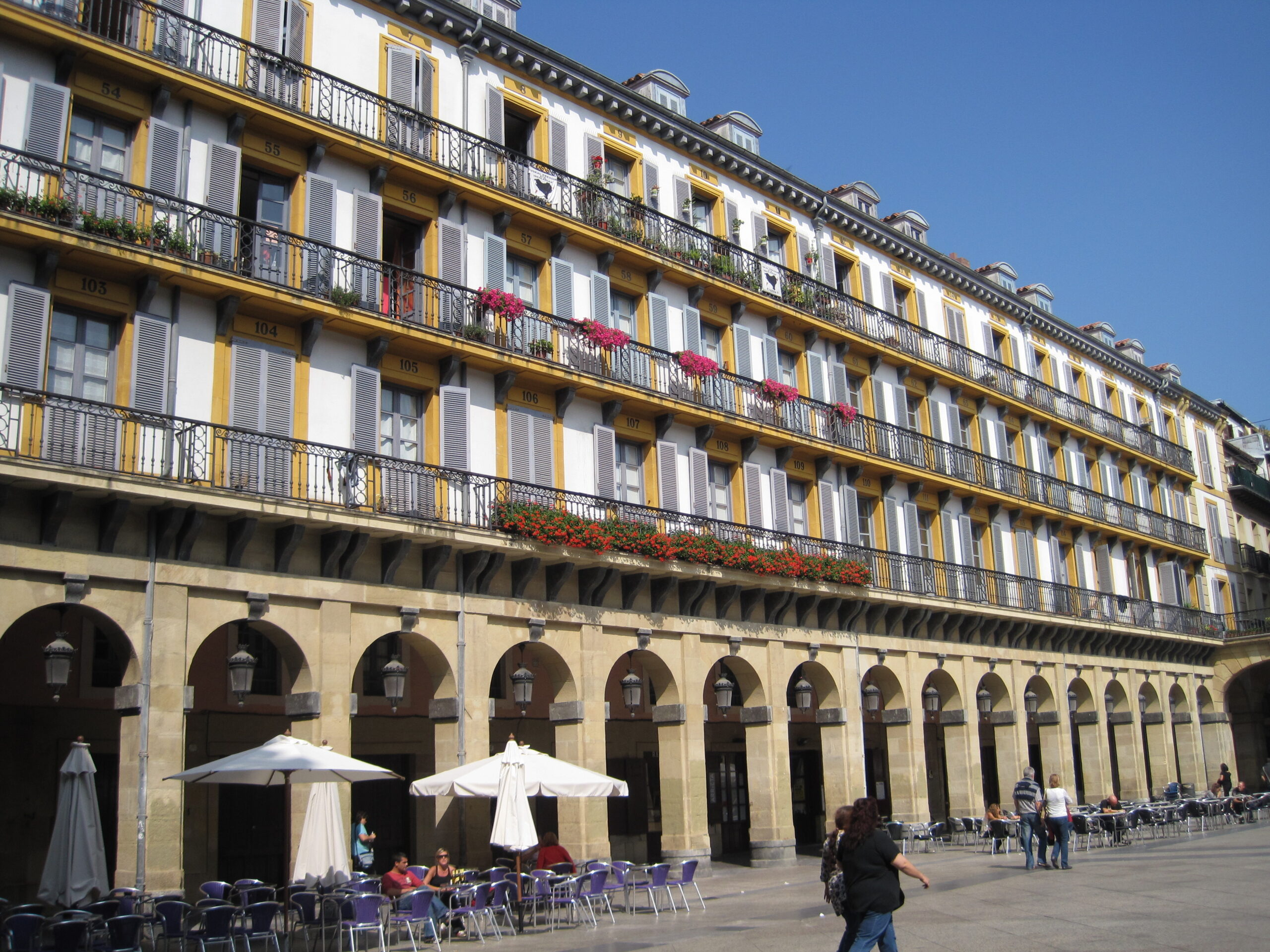 Plaza de la Constitución de San Sebastián con los balcones numerados