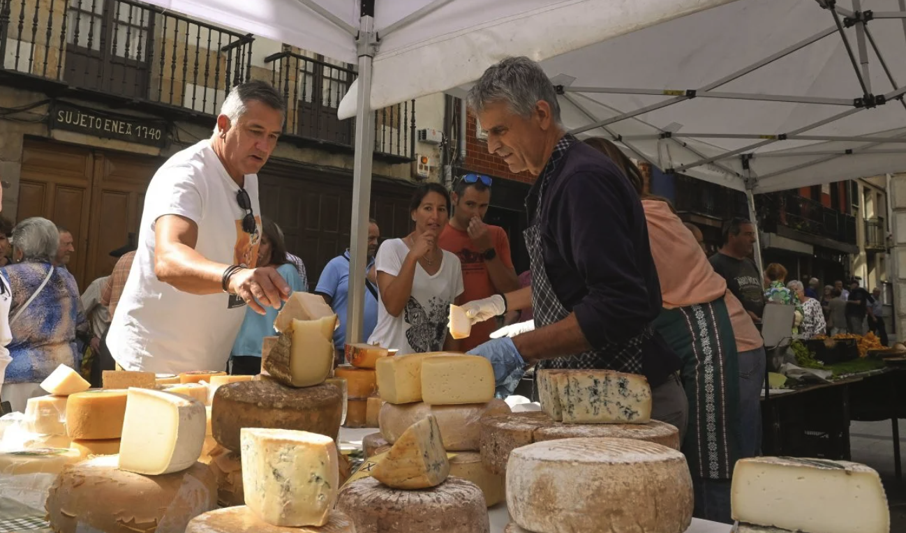 Queso Idiazábal en un puesto de mercado