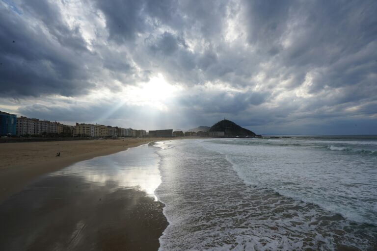 Olas rompiendo contra el Paseo Nuevo de San Sebastián en invierno