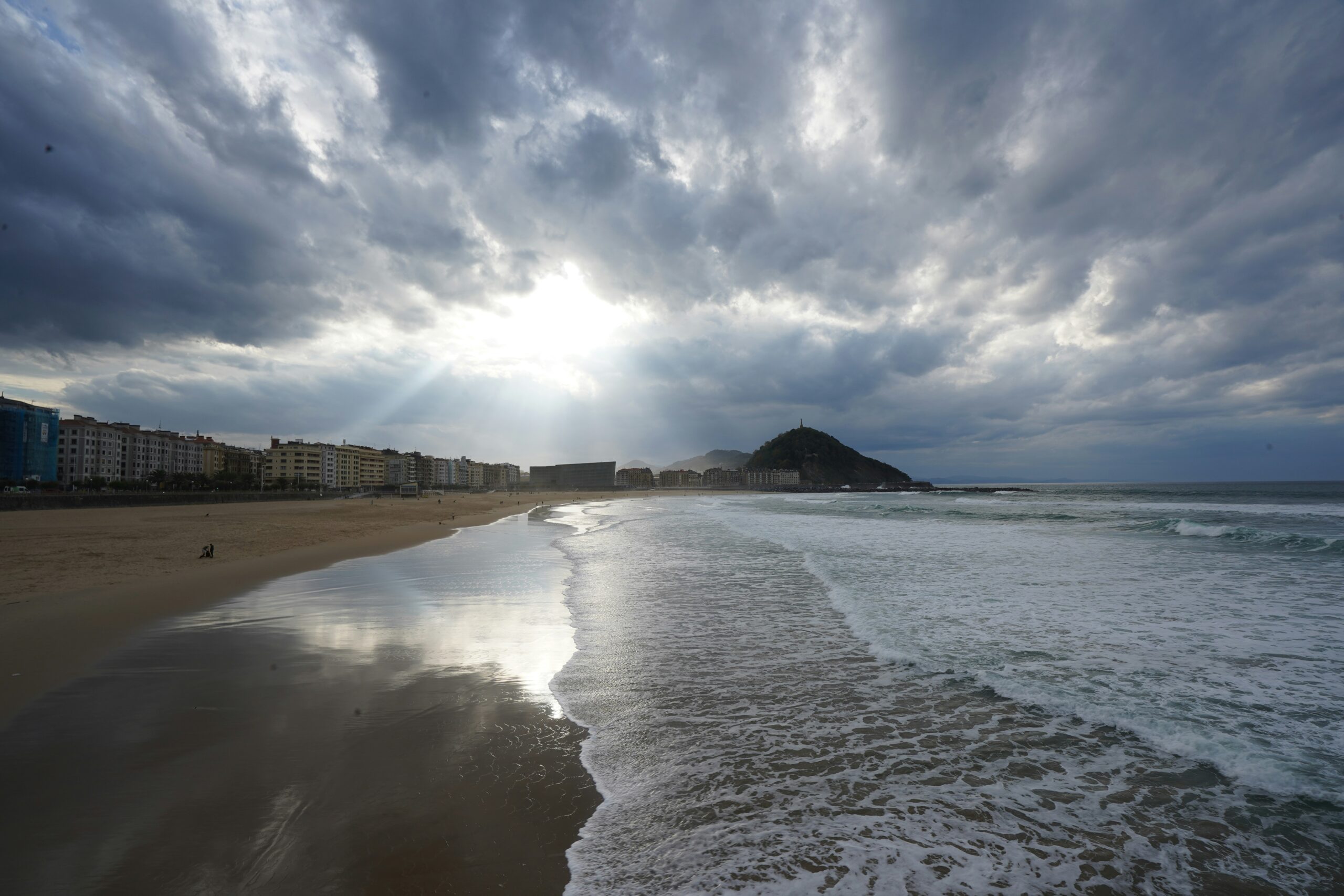 Olas rompiendo contra el Paseo Nuevo de San Sebastián en invierno