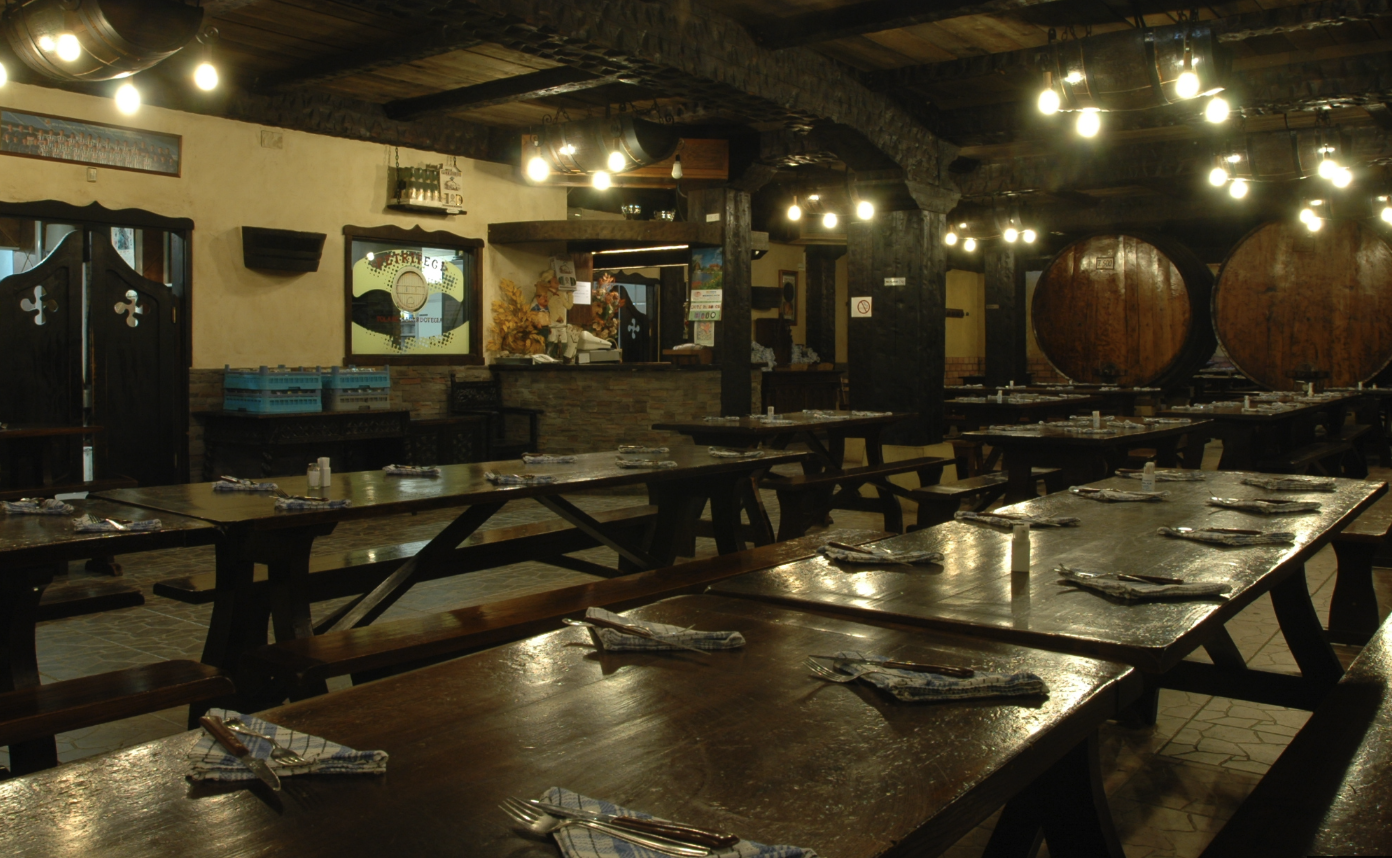 Comedor de una sidrería en Astigarraga