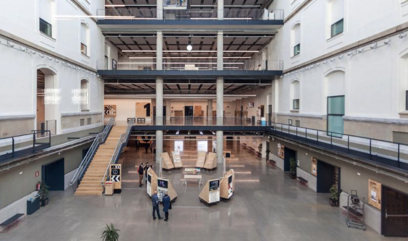Interior del centro cultural Tabakalera en San Sebastián