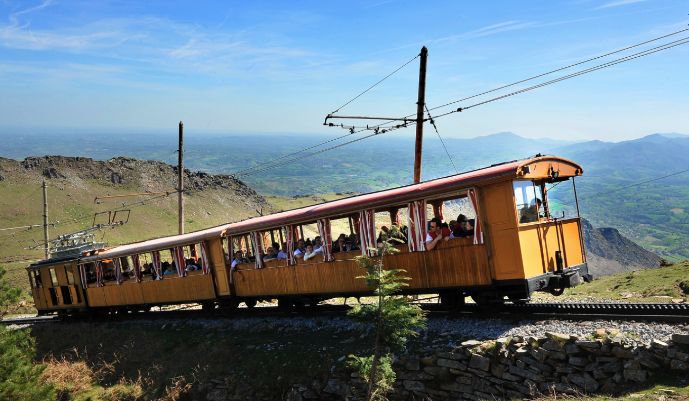 Tren cremallera de La Rhune subiendo a la cumbre