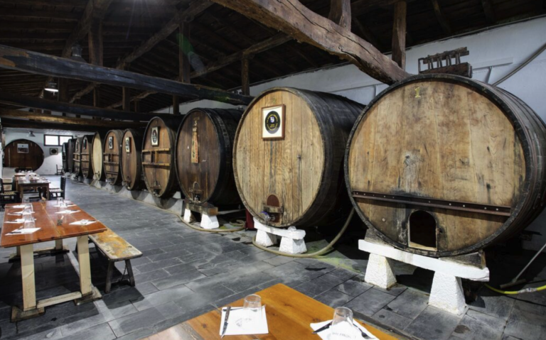 Ritual del txotx: llenando vasos de sidra directamente de la kupela